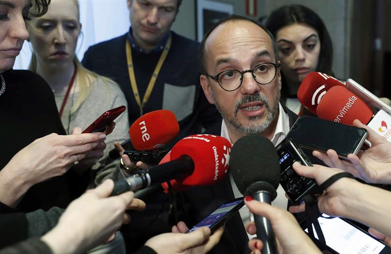 El PDeCAT pide la dimisión de Rajoy y adelanta su apoyo al PSOE para una moción de censura, tras la sentencia de la 'Gürtel' El PDeCAT pide la dimisión de Rajoy y adelanta su apoyo al PSOE para una moción de censura, tras la sentencia de la 'Gürtel'