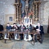 Mercedes Merino, monja dominica, Ester Bermejo, seglar dominica, junto con representantes de las instituciones y del obispado