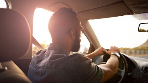 Un joven conduciendo