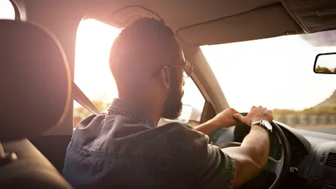 Un joven conduciendo Un joven conduciendo