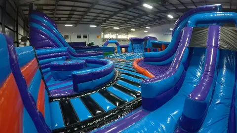 Parque Temático Hinchable El primer parque temático hinchable también para adultos