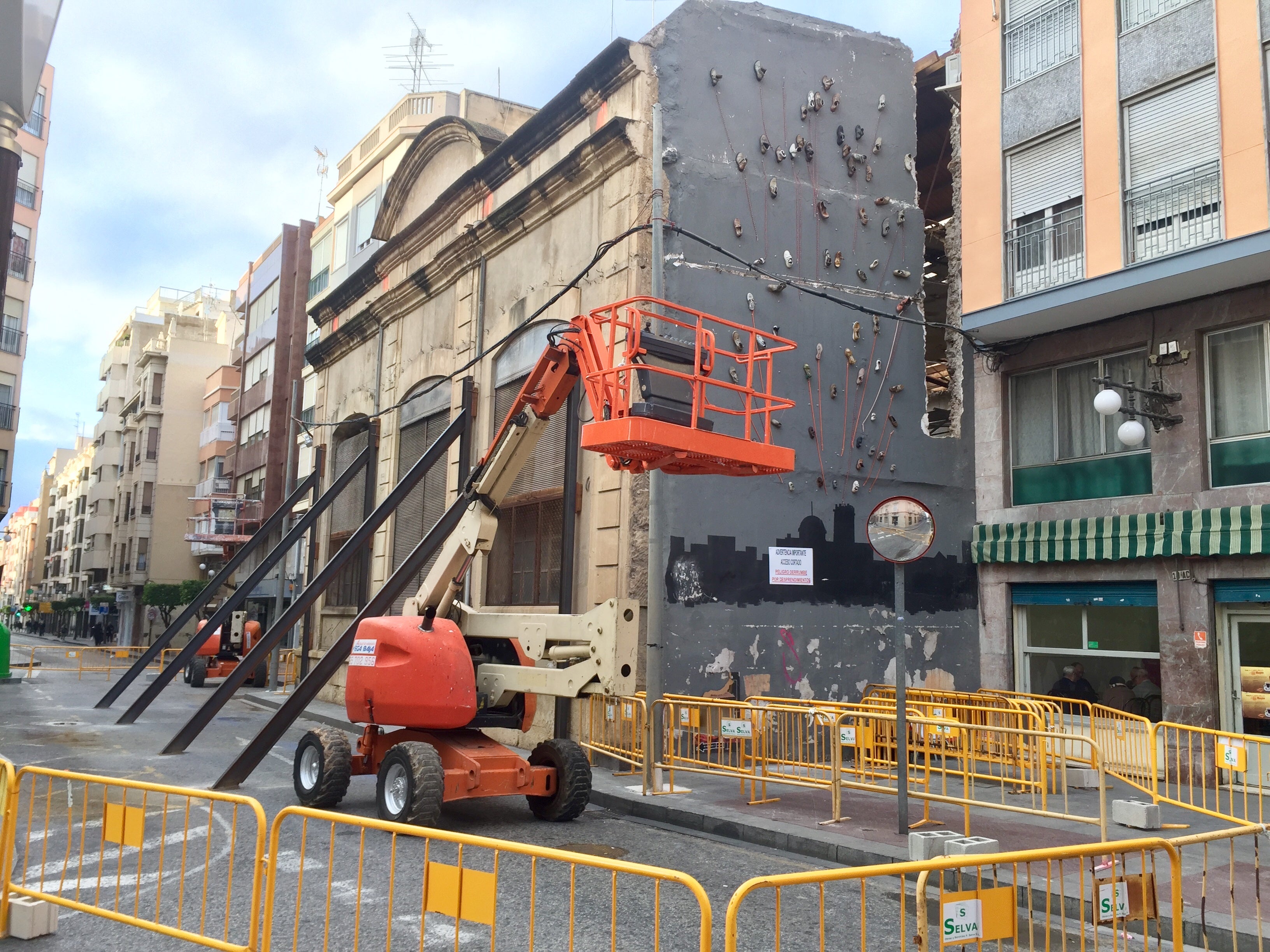 El Ayuntamiento de Elche trabaja con la previsión de que este fin de semana se reabra al tráfico la Plaza de la Constitución El Ayuntamiento de Elche trabaja con la previsión de que este fin de semana se reabra al tráfico la Plaza de la Constitución