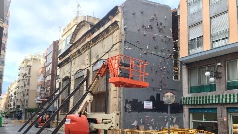 Gr&uacute;as elevadoras junto a la fachada del edificio de Riegos El Progreso de Elche