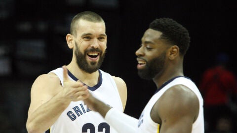 Marc Gasol celebra una canasta junto a Tyreke Evans