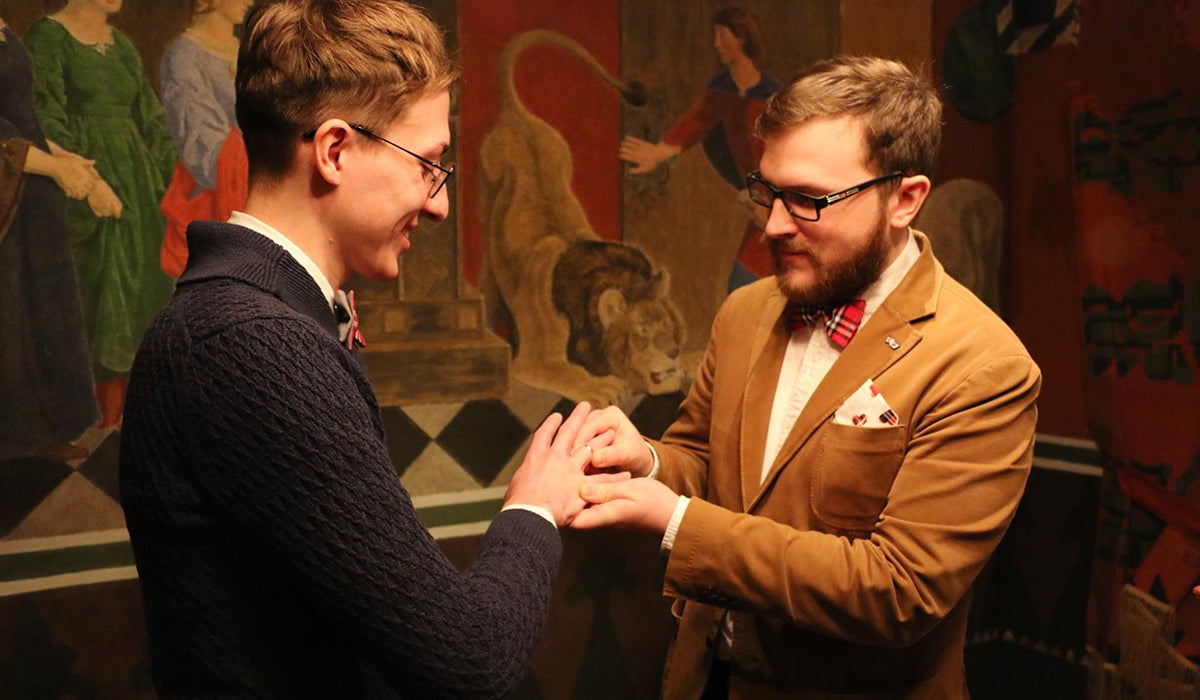 La pareja gay que legalizó su matrimonio en Rusia, huye del país tras recibir amenazas La pareja gay que legalizó su matrimonio en Rusia, huye del país tras recibir amenazas