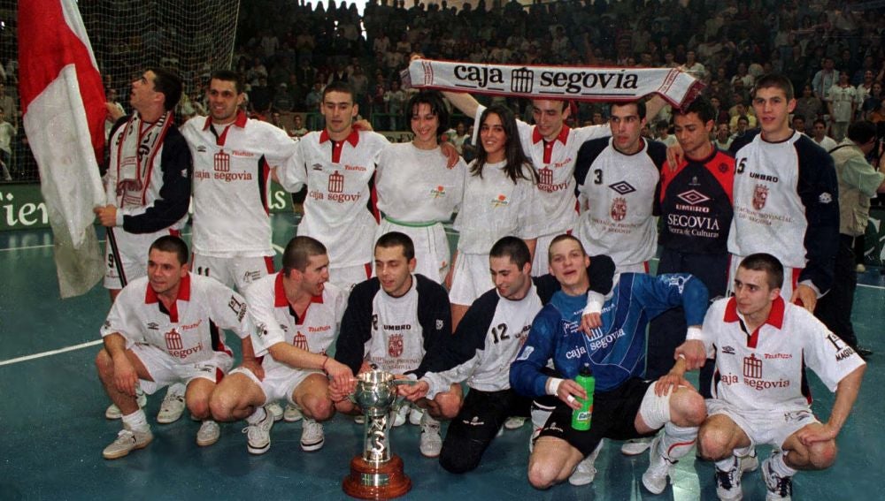 La plantilla del Caja Segovia de fútbol sala con la Copa de España lograda en Segovia en 1998