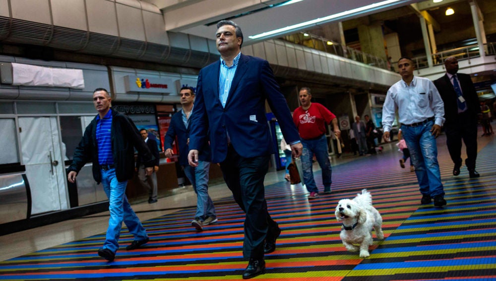 El embajador español en Caracas, Jesús Silva Fernández en el aeropuerto de Caracas