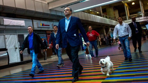 El embajador espa&ntilde;ol en Caracas, Jes&uacute;s Silva Fern&aacute;ndez en el aeropuerto de Caracas