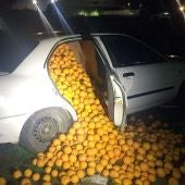 Uno de los coches llenos de naranjas
