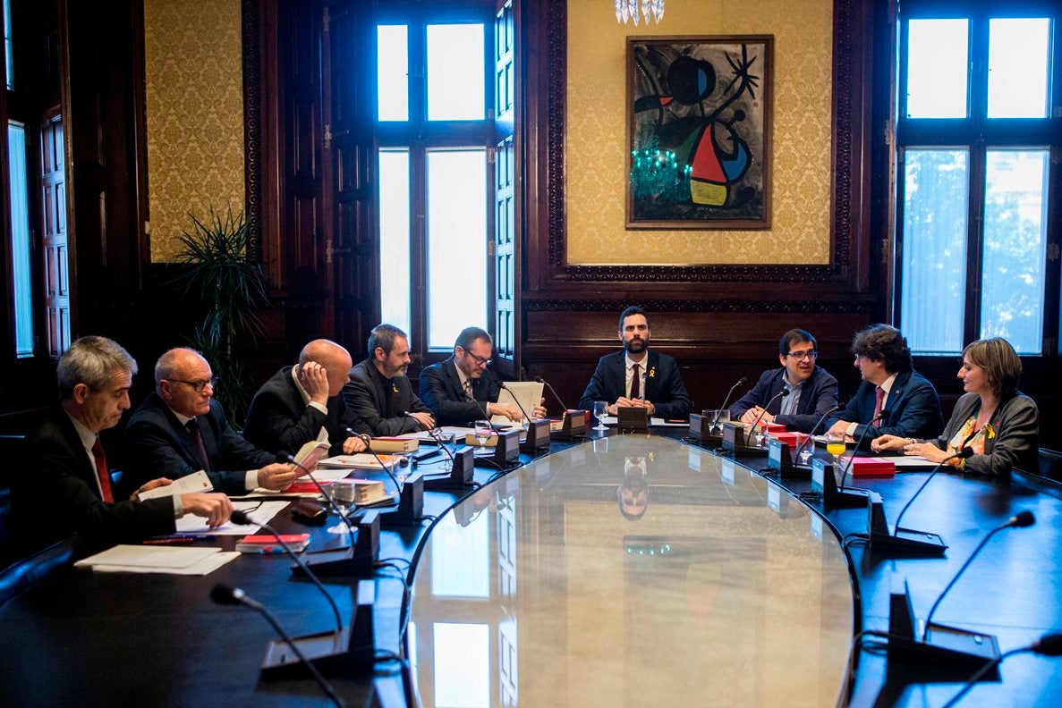 JxCat y ERC se enfrentan en la Mesa por la tramitación de la Ley de la Presidencia JxCat y ERC se enfrentan en la Mesa por la tramitación de la Ley de la Presidencia