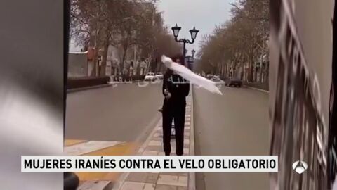 Mujeres iran&iacute;es desaf&iacute;an a l&iacute;deres religiosos quit&aacute;ndose en p&uacute;blico el hiyab