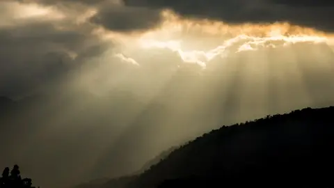 El sol juega con las nubes (30/01/2018) El sol se pone a través de las nubes sobre el lago de Atitlán en Guatemala