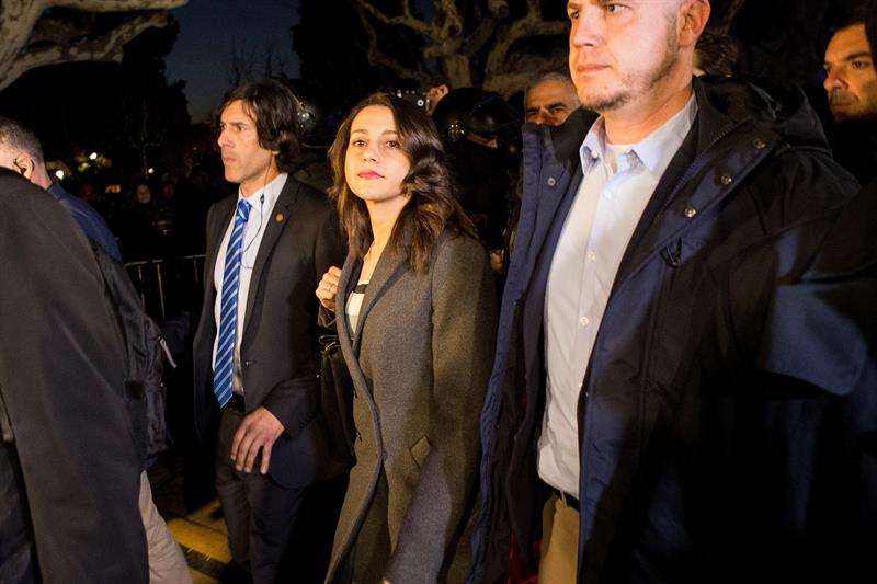 Inés Arrimadas tras salir escoltada del Parlament: "Siento una enorme pena de ver a Cataluña rota por la mitad" Inés Arrimadas tras salir escoltada del Parlament: "Siento una enorme pena de ver a Cataluña rota por la mitad"