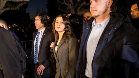 In&eacute;s Arrimadas sale escoltada del Parlament.