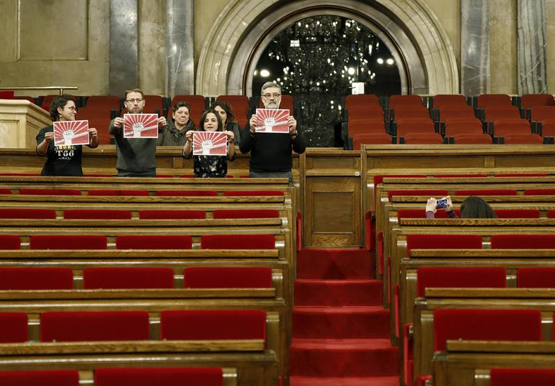 Sólo la CUP acude al hemiciclo a la hora inicialmente prevista del pleno Sólo la CUP acude al hemiciclo a la hora inicialmente prevista del pleno