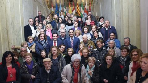 Jos&eacute; Manuel Caballero con familiares de represaliados en la provincia