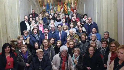 José Manuel Caballero con familiares de represaliados en la provincia José Manuel Caballero con familiares de represaliados en la provincia
