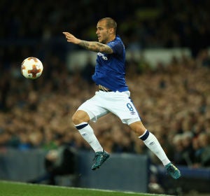 Sandro, durante un partido con el Everton Sandro, durante un partido con el Everton