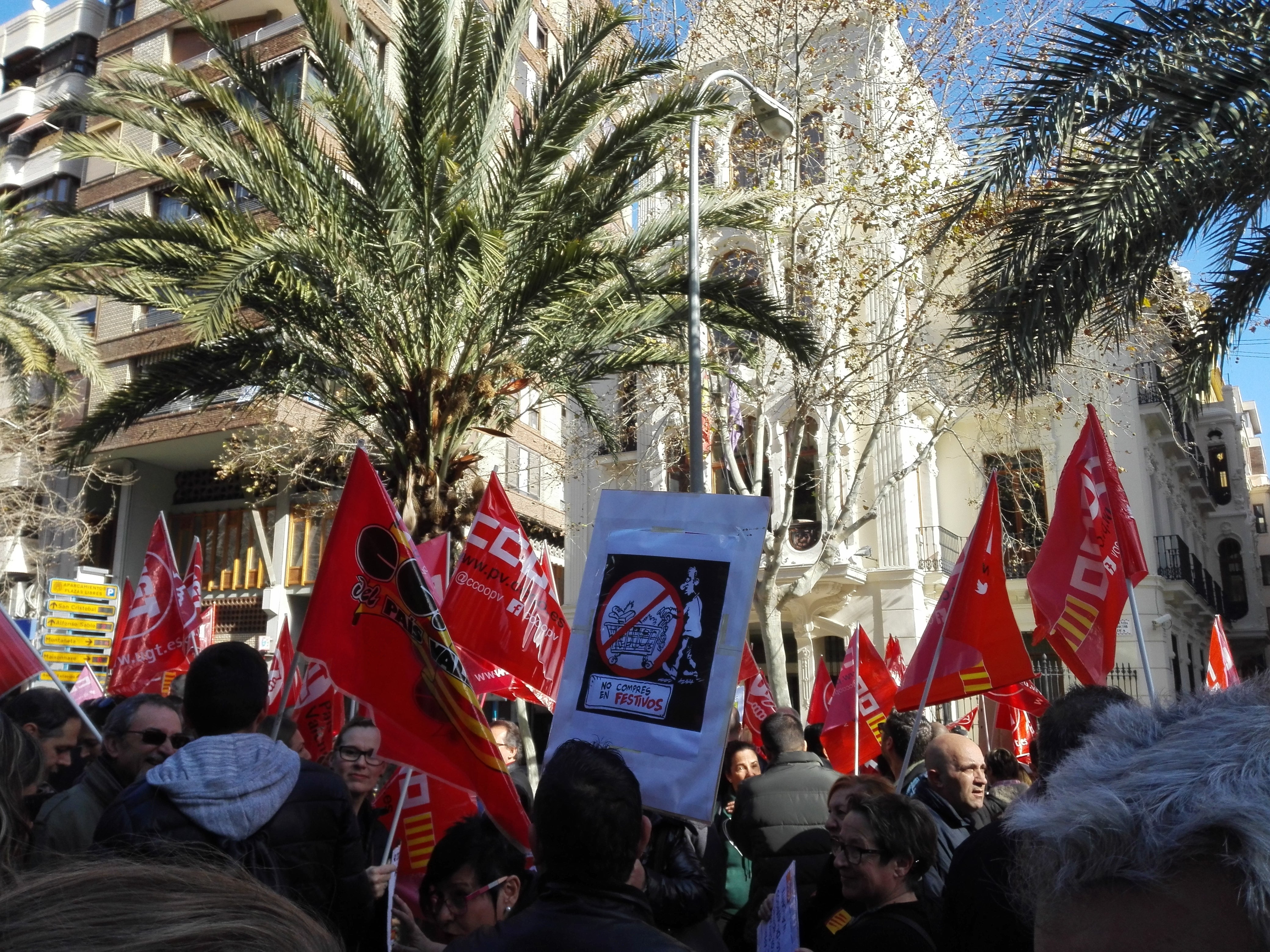 Sindicatos y trabajadores del comercio se manifiestan en la Casa de la Brujas contra la apertura comercial en domingos y festivos Sindicatos y trabajadores del comercio se manifiestan en la Casa de la Brujas contra la apertura comercial en domingos y festivos