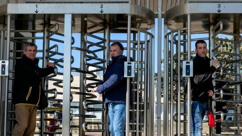 Trabajadores de Opel Espa&ntilde;a salen de la factor&iacute;a de Figueruelas 