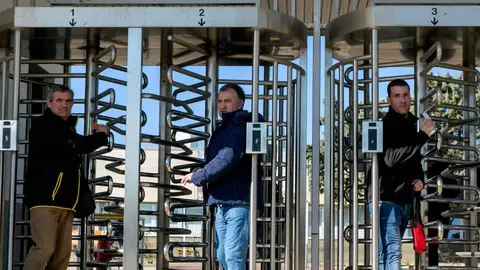 Trabajadores de Opel España salen de la factoría de Figueruelas Trabajadores de Opel España salen de la factoría de Figueruelas