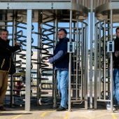 Trabajadores de Opel España salen de la factoría de Figueruelas 