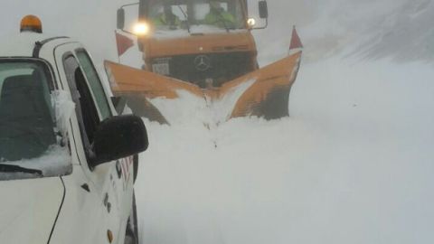 Carretera de acceso al Teide en Tenerife durante la nevada de finales de enero de 2018