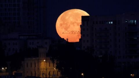 La llamada 'superluna' se alza sobre el casco viejo de Jerusal&eacute;n