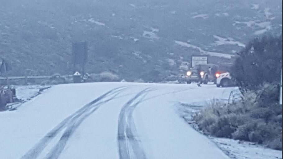Carretera de acceso al Teide en Tenerife cerrada por nevada