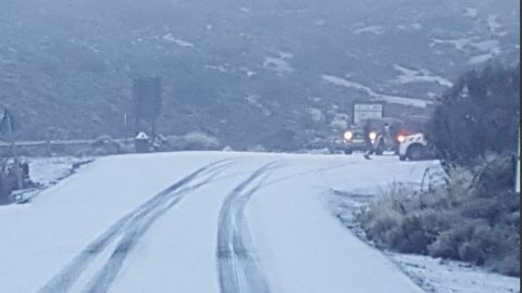 Carretera de acceso al Teide en Tenerife cerrada por nevada