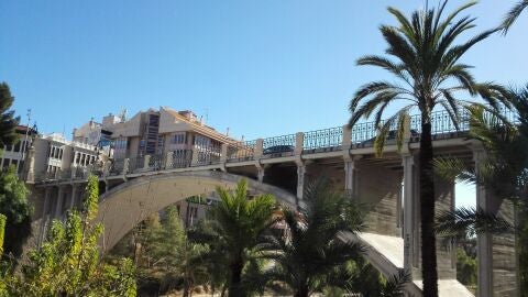 Vista del Puente de Canalejas de Elche desde la ladera del r&iacute;o Vinalop&oacute;