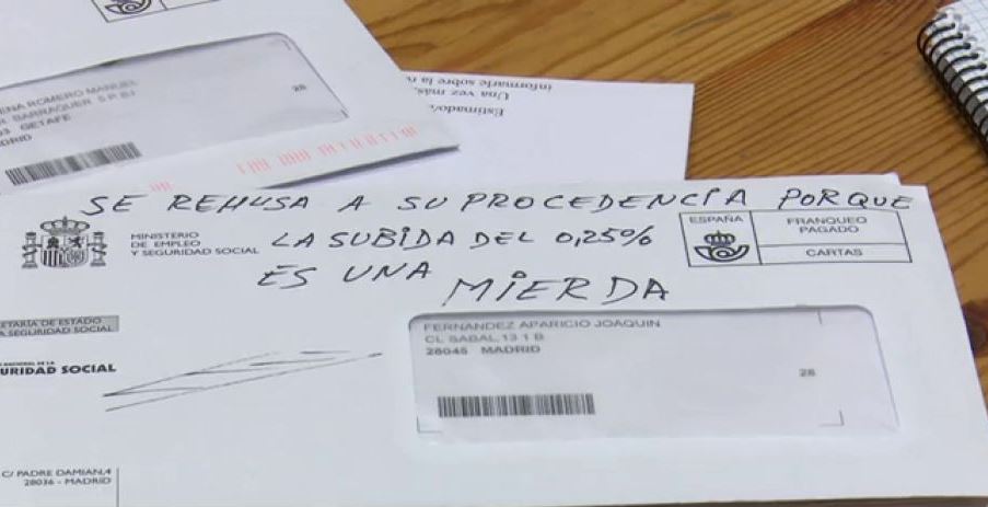 Los pensionistas devuelven sus cartas al Gobierno: "La subida del 0,25% es una mierda" Los pensionistas devuelven sus cartas al Gobierno: "La subida del 0,25% es una mierda"