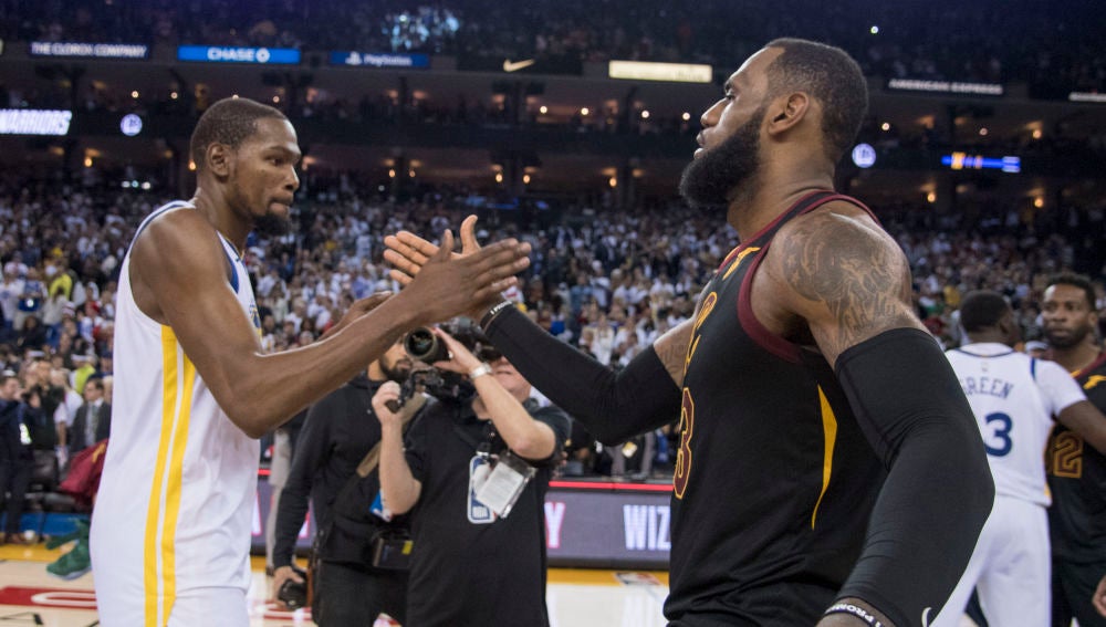 Kevin Durant y LeBron James se saludan tras un Warriors-Cavaliers