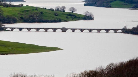 Embalse del r&iacute;o Ebro