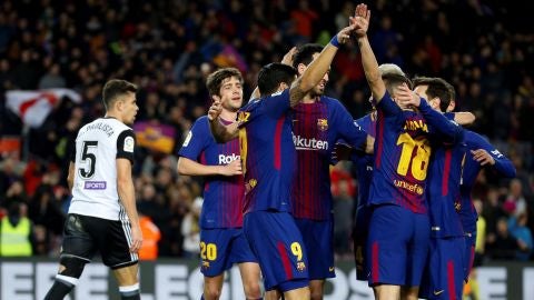 Los jugadores del Barcelona celebran el gol de Luis Su&aacute;rez ante el Valencia