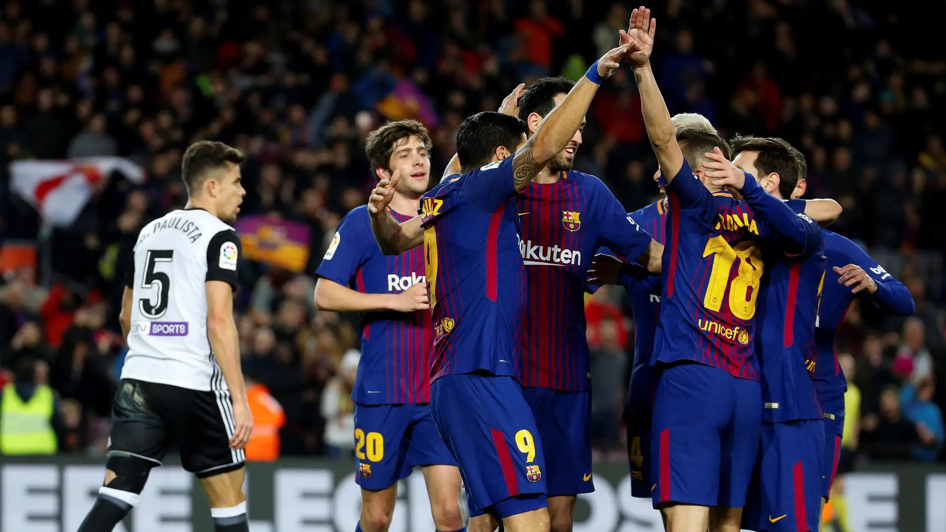 Los jugadores del Barcelona celebran el gol de Luis Suárez ante el Valencia