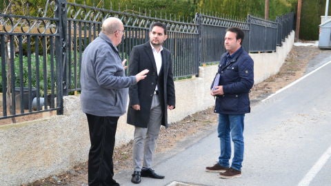 David Caballero -en el centro-, portavoz de Cs Elche, en la urbanizaci&oacute;n 'Buenos Aires'