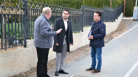 David Caballero -en el centro-, portavoz de Cs Elche, en la urbanización 'Buenos Aires' David Caballero -en el centro-, portavoz de Cs Elche, en la urbanización 'Buenos Aires'