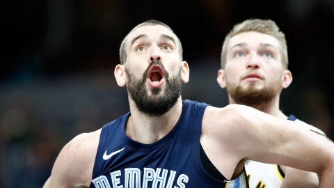 Marc Gasol pelea por un rebote ante los jugadores de los Pacers