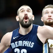Marc Gasol pelea por un rebote ante los jugadores de los Pacers Marc Gasol pelea por un rebote ante los jugadores de los Pacers