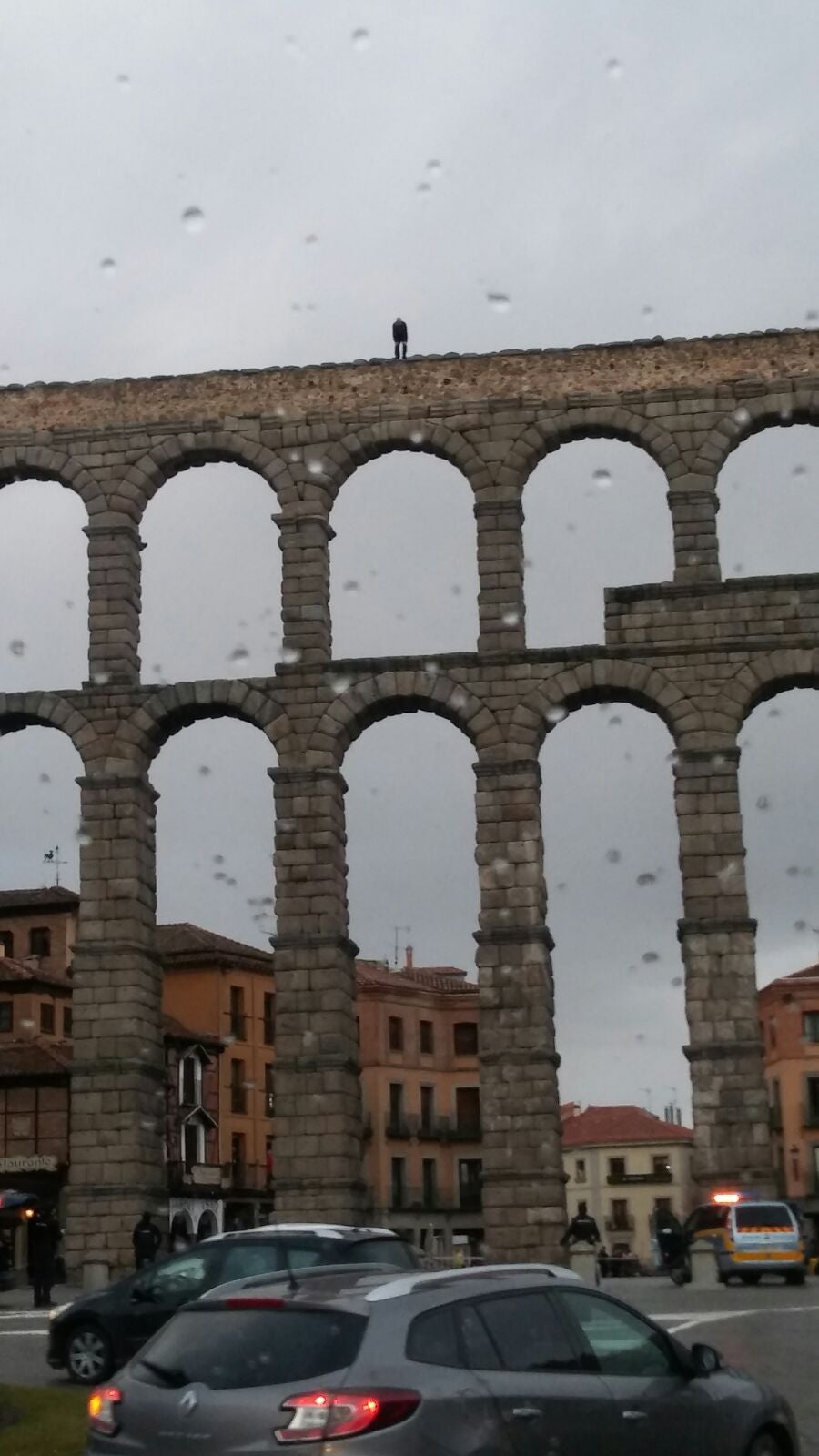 Un hombre subido al Acueducto amenaza con tirarse Un hombre subido al Acueducto amenaza con tirarse