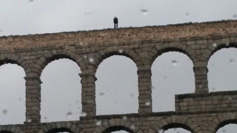 Hombre subido al Acueducto