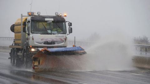Imagen de una quitanieves en Reinosa