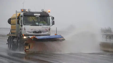 Imagen de una quitanieves en Reinosa Imagen de una quitanieves en Reinosa