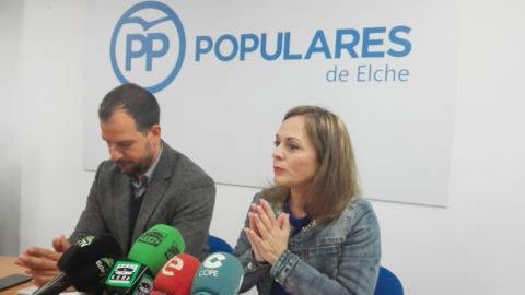 Jos&eacute; Navarro y Loreto Cascales en la sede del PP de Elche