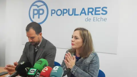 José Navarro y Loreto Cascales en la sede del PP de Elche José Navarro y Loreto Cascales en la sede del PP de Elche