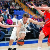 Doncic intenta avanzar ante la defensa del CSKA Doncic intenta avanzar ante la defensa del CSKA