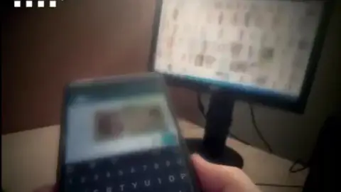 Captura del vídeo difundida por los Mossos d'Esquadra Captura del vídeo difundida por los Mossos d'Esquadra