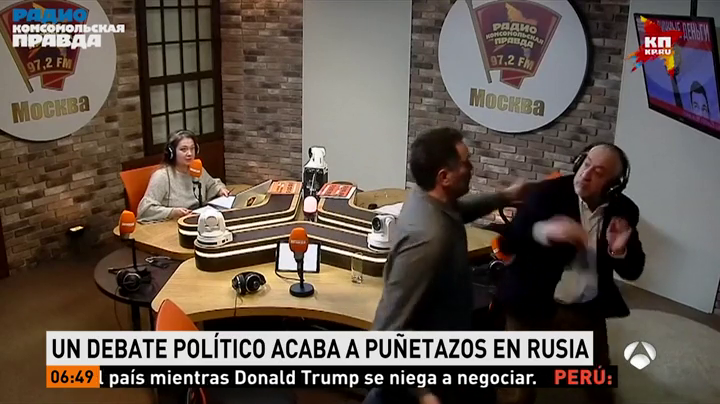 Dos periodistas acaban a puñetazos durante un debate radiofónico en Rusia Dos periodistas acaban a puñetazos durante un debate radiofónico en Rusia