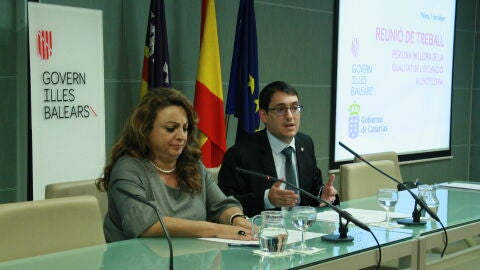 La consejera canaria de Empleo, Pol&iacute;ticas Sociales y Vivienda, Cristina Valido, junto al conseller balear de Trabajo, Comercio e Industria, Iago Negueruela.